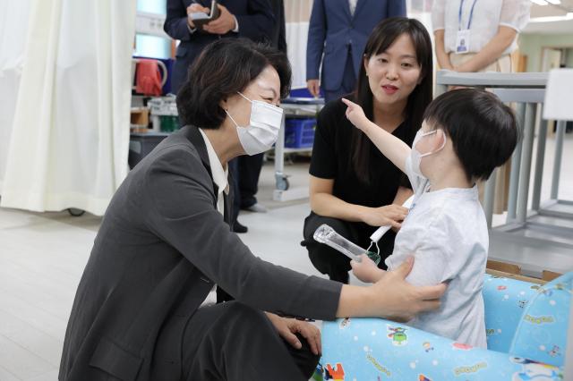 17일 오후 여주 천사들의 집을 방문한 추미애 경기도지사가 시설 라운딩을 하고 있다 사진경기도