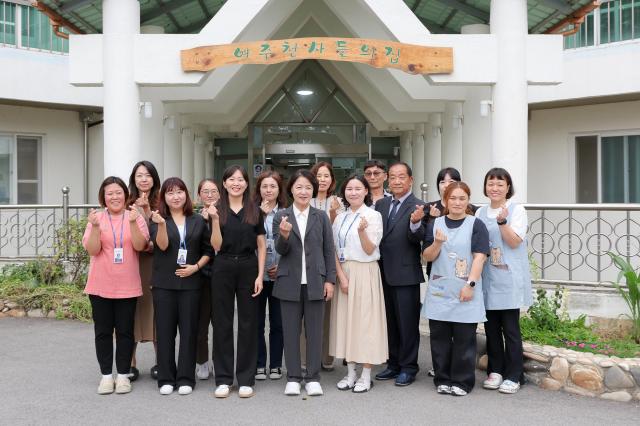 17일 오후 여주 천사들의 집을 방문한 추미애 경기도지사가 시설 종사자들과 기념촬영을 하고있다 사진경기도