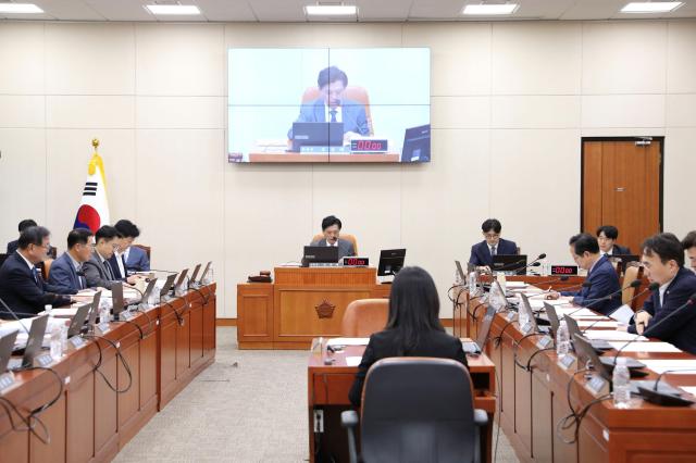 17일 국회 재정경제기획위원회에서 열린 「국가데이터기본법안」 제정에 관한 공청회에서 참석자들이 「국가데이터기본법안」에 대해 논의하고 있다 사진국가데이터처