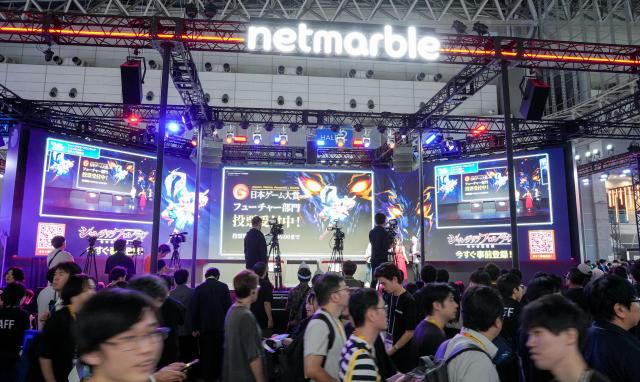 도쿄게임쇼TGS 2026 개막일인 17일 일본 지바현 마쿠하리 멧세 전시장 내부의 넷마블 부스 앞을 관람객들이 지나가고 있다사진연합뉴스