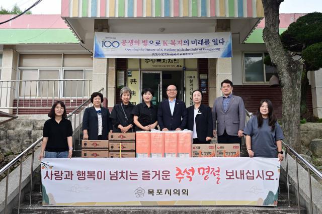 이형완 목포시의회 의장과 손혜원·박수경·정재훈 의원 등이 17일 추석 명절을 앞두고 관내 사회복지시설을 찾아 위문품을 전달한 뒤 시설 관계자들과 기념촬영을 하고 있다 목포시의회는 이날 복지 현장의 애로사항과 건의사항도 청취했다 사진목포시의회