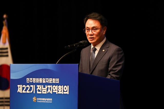 송형곤 전남광주통합특별시의회 의장이 17일 목포시민문화체육센터에서 열린 ‘제22기 민주평화통일자문회의 전남지역회의’에 참석해 축사를 하고 있다 송 의장은 이날 한반도 안정과 평화공존을 위한 강한 안보와 지속적인 대화의 중요성을 강조했다 사진전남광주통합특별시의회
