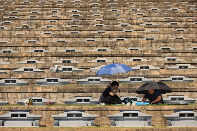 Mourners pay respects at their ancestors' graves at a cemetery in Gwangju, Gyeonggi Province, South Korea, Sept. 16, 2026, ahead of the Chuseok holiday. Aju Business Daily Han Jun-gu