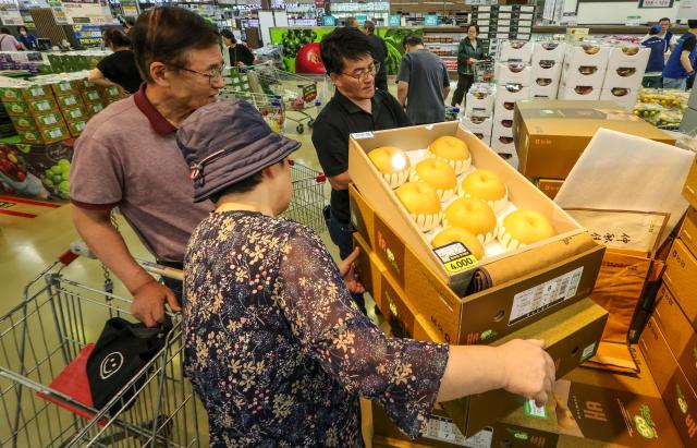 Shoppers buy groceries at NongHyup Yangjae Hanaro Mart in Seocho District, Seoul, South Korea, Sept. 10, 2026, ahead of the Chuseok holiday. AJP Yoo Na-hyun
