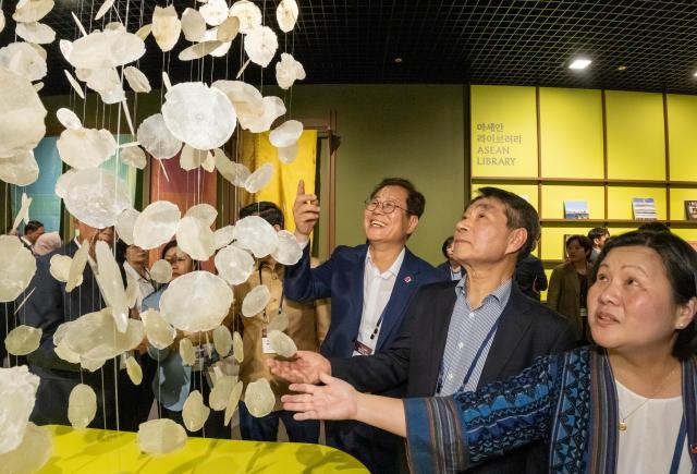 Distinguished guests attending the opening ceremony of the Jeonju ASEAN Hall view the inaugural exhibition “ASEAN Where Hands Bridge Time” September 17 Jeonju ASEAN Hall Courtesy of the ASEAN-Korea Centre