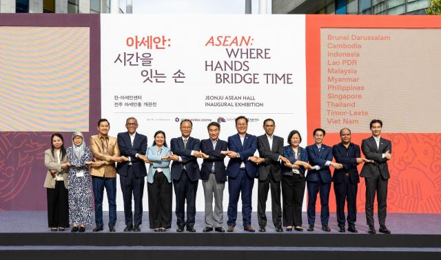 Secretary General Kim Jae-shin poses for a commemorative group photo with the ASEAN Committee in Seoul ACS Cho Ji-hun Mayor of Jeonju Kwon Jae-hwan Director-General for ASEAN and Southeast Asian Affairs at the Ministry of Foreign Affairs of the Republic of Korea and other distinguished guests at the opening ceremony of the Jeonju ASEAN Hall September 17 Jeonju ASEAN Hall Courtesy of the ASEAN-Korea Centre