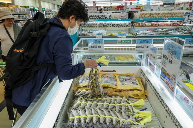Shoppers buy groceries at NongHyup Yangjae Hanaro Mart in Seocho District Seoul South Korea Sept 9 2026 ahead of the Chuseok holiday Aju Business Daily Yoo Na-hyun
