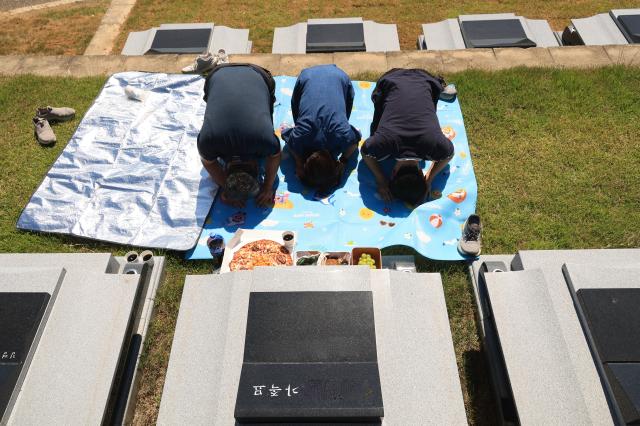 Mourners pay respects at their ancestors graves at a cemetery in Gwangju Gyeonggi Province South Korea Sept 16 2026 ahead of the Chuseok holiday Aju Business Daily Han Jun-gu