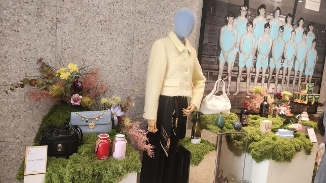 17일 서울 청담동 미미미가든에서 셀러브리티 소장품·브랜드 참여형 채리티 바자 라이즈업 볼륨1RISE UP Vol1 행사가 열리고 있다 이번 행사는 오는 20일까지 진행된다 사진조현미 기자