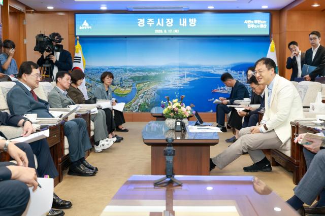주낙영 경주시장과 김상욱 울산시장이 17일 울산시청에서 교통·에너지·관광 등 양 도시의 공동 현안과 상생협력 방안을 논의하고 있다 사진경주시