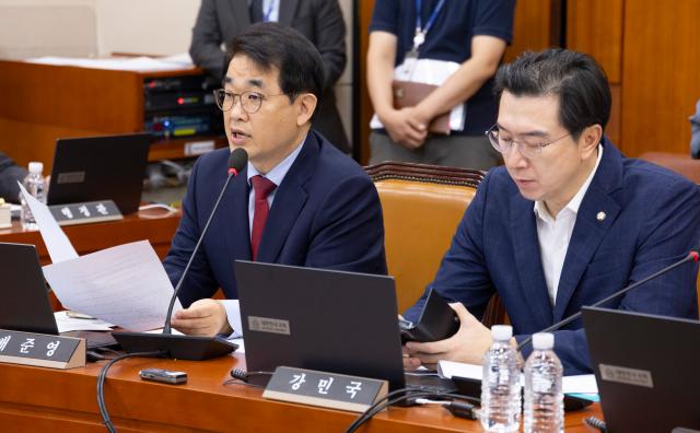 국회 재정경제기획위원회 국민의힘 간사인 배준영 의원이 17일 국회에서 열린 재정경제기획위원회 전체회의에서 이날 비공개로 예정돼 있던 정부의 대미투자 프로젝트 관련 보고 연기와 관련한 발언을 하고 있다 사진연합뉴스