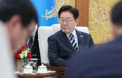 공소 취소부터 호르무즈까지…李 대통령 진솔한 소통 시험대