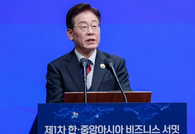 이재명 대통령이 16일 서울에서 열린 제1회 한·중앙아시아 비즈니스 서밋에서 연설을 하고 있다 사진연합뉴스