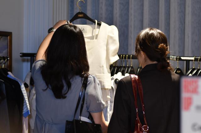 17日、ソウル青山のミミミガーデンでセレブリティの所蔵品・ブランド参加型チャリティバザー「ライズアップ」初のイベントが開催されている。今回のイベントは20日まで行われる。写真=ユ・ジュンハ記者 joonhayoo94@ajupress.com