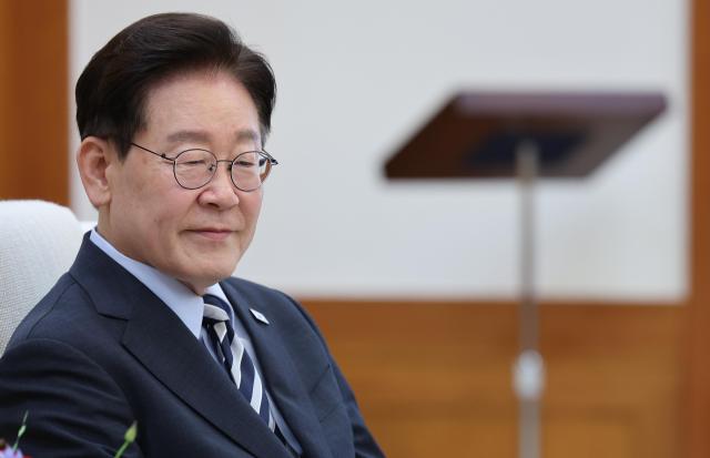 이재명 대통령이 17일 청와대에서 진행된 국제에너지기구IEA 사무총장과의 접견에서 파티 비롤 사무총장의 발언을 듣고 있다 사진연합뉴스