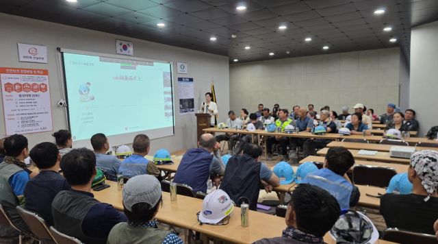 한화 건설부문의 외국인 근로자들이 외국인 안전문화 지도사의 강의를 경청하고 있다 사진한화 건설부문