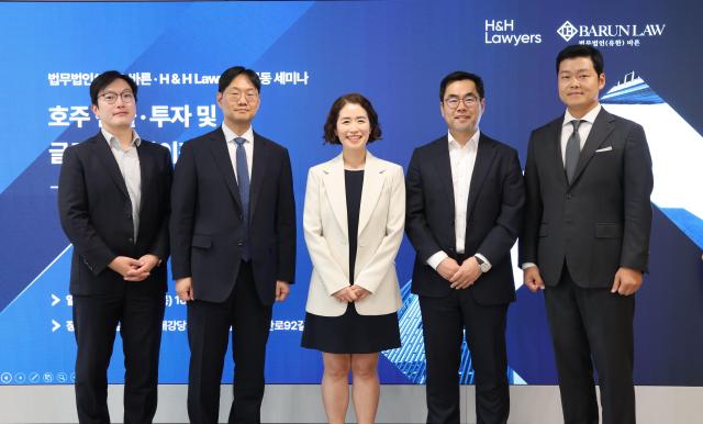 왼쪽부터김진한 HH Lawyers 최진혁 바른 조옥아 홍경일 HH Lawyers 조웅규 바른 변호사가 세미나에 앞서 기념사진을 촬영하고 있다 사진법무법인 바른