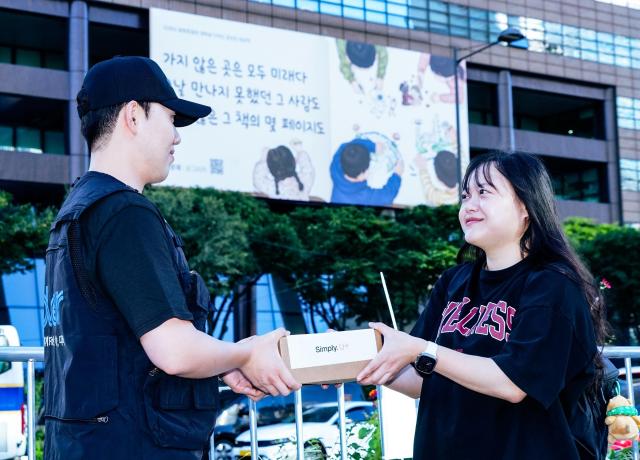 LG유플러스 사전예약 고객이 아침배송 서비스를 통해 아이폰 18 프로를 받고 있다 사진LG유플러스