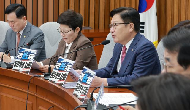 정점식 국민의힘 원내대표왼쪽 셋째가 18일 국회에서 열린 원내대책회의에 참석해 발언하고 있다 사진연합뉴스