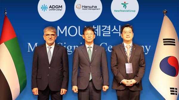 라셰드 압둘카림 알 블루시 ADGM 등록청 CEO왼쪽부터 백승필 한화자산운용 디지털혁신실장 상무 엄태성 하나금융그룹 상무가 지난 16일 스테이블코인 및 금융 인프라 협력 업무협약MOU에서 기념사진을 촬영하고 있다 사진하나금융그룹