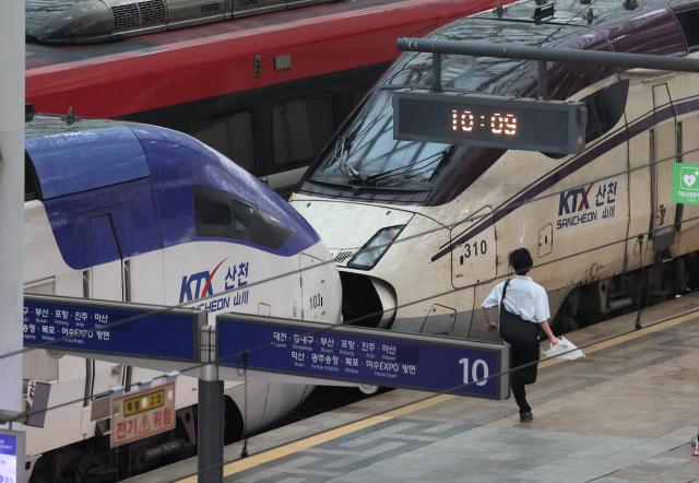 지난 1일 한국철도공사코레일와 에스알SR의 통합 운행이 시작된 서울역 플랫폼에 KTX 열차가 정차해 있다 사진연합뉴스