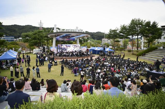 17일 문경 모전공원 야외공연장에서 열린 ‘문경의 밤 Youth  Live Festival’에 시민들이 공연을 관람하고 있다사진문경시