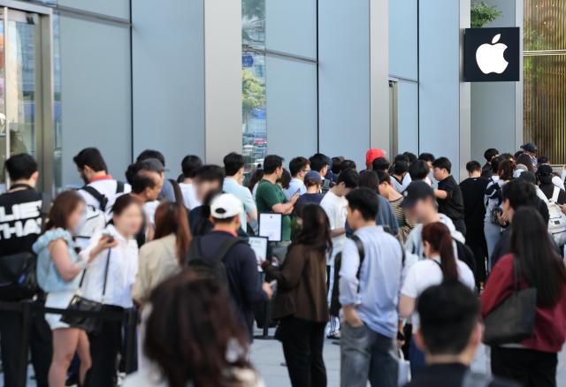 애플의 최신 스마트폰 아이폰 18 프로·프로맥스가 국내에 공식 출시된 18일 서울 중구 애플 명동점 앞에 아이폰을 구매하려는 시민들이 줄을 서 있다 사진연합뉴스