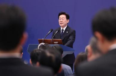 [대통령 회견] 李 대통령 헌법개정 통한 연임 불가능…연임할 생각 전혀 없어