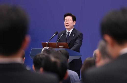 [대통령 회견] 이 대통령 헌법개정 통한 연임 불가능…연임할 생각 전혀 없어