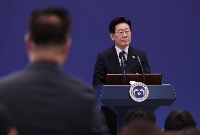 이재명 대통령이 18일 청와대 영빈관에서 열린 기자회견에서 취재진의 질문을 듣고 있다사진연합뉴스