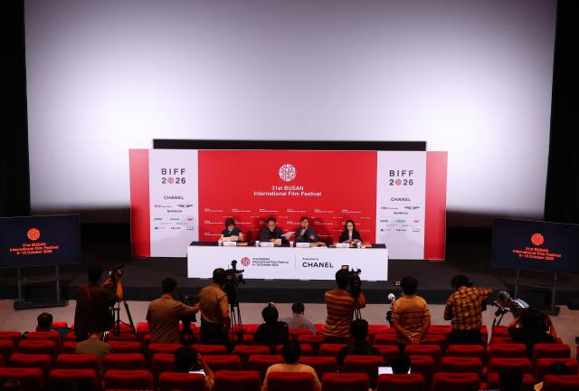 1일 부산 해운대구 영화의전당에서 열린 제31회 부산국제영화제 개최 기자회견에서 정한석 집행위원장이 발언하고 있다 올해 부산국제영화제는 10월 6일부터 15일까지 316편의 작품이 상영된다 사진연합뉴스