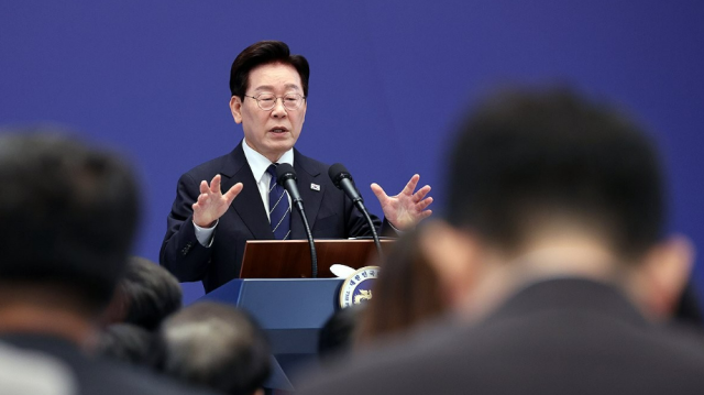 이재명 대통령이 18일 청와대 영빈관에서 열린 기자회견에서 취재진 질문에 답하고 있다 사진연합뉴스