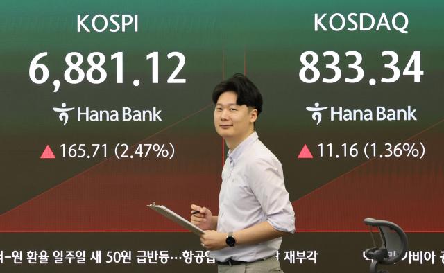 18일 서울 중구 하나은행 딜링룸에서 직원이 업무를 보고 있다 이날 코스피는 2 넘게 상승 출발해 장 초반 6800대를 회복했다 사진연합뉴스