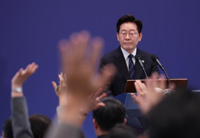 이재명 대통령이 18일 청와대 영빈관에서 열린 기자회견에서 취재진의 질문을 받고 있다 사진연합뉴스