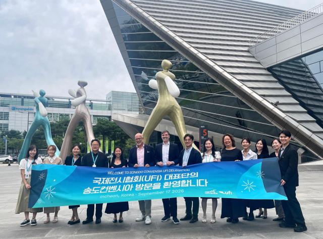 송도컨벤시아를 방문한 국제전시협회UFI 대표단과 관계자들이 방문 기념 촬영을 하고 있다 사진인천관광공사