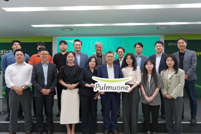 지난 17일 서울 강남구 수서 본사에서 열린 풀무원 사내 벤처 프로그램 PCell 2기 최종 발표 평가회피칭데이 행사 종료 후 풀무원 이우봉 총괄CEO첫 번째 줄 왼쪽 다섯 번째를 비롯한 주요 경영진 외부 투자 전문가 피칭데이 참가 조직원들이 기념 촬영을 하고 있는 모습 사진풀무원
