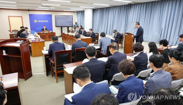 광주특별시의회가 18일 조직개편안을 처리했다 사진은 의회 기획재정위원회 모습 사진연합뉴스