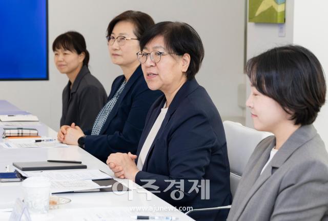 정은경 보건복지부 장관이 18일 고려대 구로병원에 방문해 간호·간병통합서비스 병동 관계자들과 현장 간담회를 가졌다 사진보건복지부