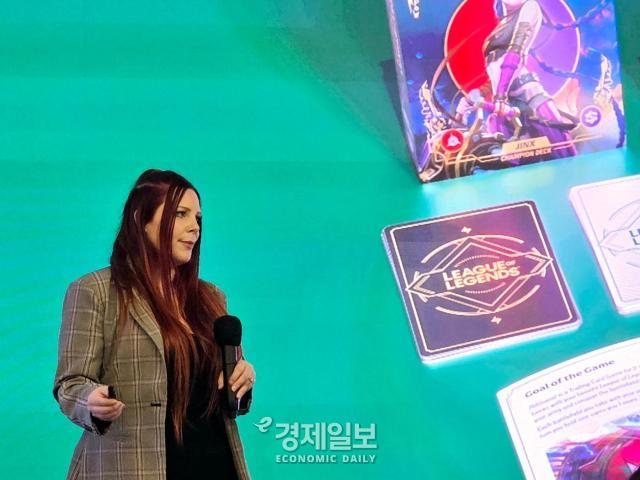 레이첼 언러 라이엇 게임즈 리프트바운드 글로벌 퍼블리싱 총괄이 발표를 진행하고 있다 사진류청빛 기자