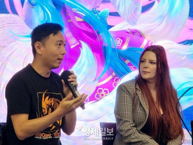 쳉란 차이 라이엇 게임즈 리프트바운드 총괄 프로듀서왼쪽가 질의응답을 진행하고 있다 사진류청빛 기자