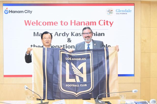 18일 미국 글렌데일시의 아디 카사키안Ardy Kassakhian 시장과 글렌데일 자매도시협회 관계자들이 하남시청을 방문했다 하남시와 글렌데일시는 양 도시가 가진 문화·산업적 강점을 공유하고 다양한 분야의 교류·협력 방안을 논의했다 이현재 하남시장과 아디 카사키안 글렌데일 시장이 하남시청 방문을 기념하여 사진촬영을 하고 있다 사진하남시