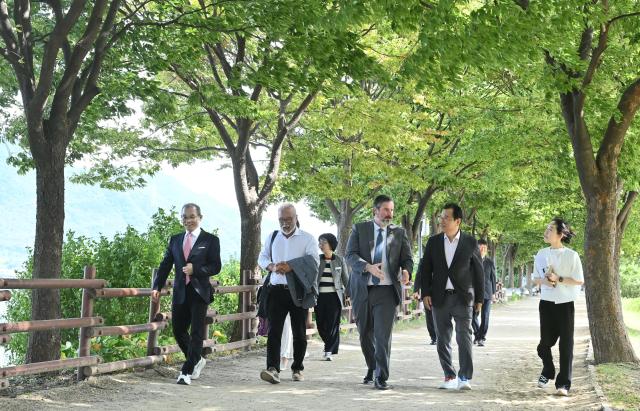 18일 이현재 시장과 카사키안 글렌데일 시장을 비롯한 관계자들이 미사한강 모랫길을 거닐고 있다 사진하남시