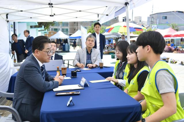 이기형 김포시장이 북부권 생활 중심지에서 3회차 이동시장시장실을 열고 북부권 주민들의 주민 생활 불편사항과 시정 건의사항을 청취했다 사진김포시