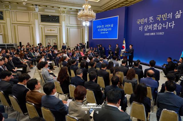 Unlike his past casual sit-down press conference South Korean President Lee Jae Myung addressed the 100-minute session on Sept 18 2026 standing up behind the podium Cheong Wa Dae