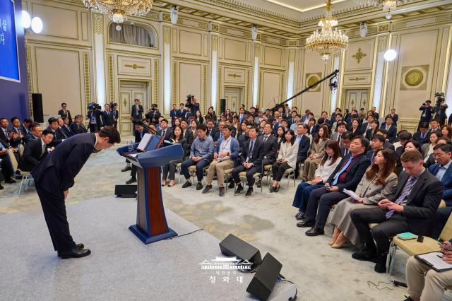 Korean President Lee Jae Myung bows before ending his 100-minute press conference on Sept 18 2026 Cheong Wa Dae