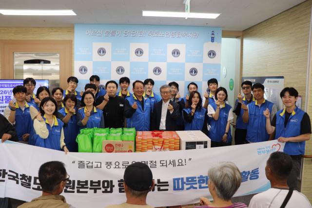 한국철도공사 강원본부가 복지관 사례관리 대상 독거 어르신 20명을 위한 식료·생필품 꾸러미를 전달하고 있다 사진묵호노인종합복지관