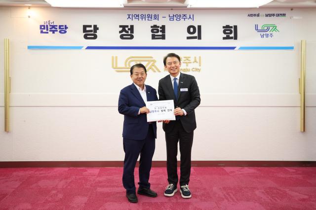 최현덕 시장이 김병주 의원에게 정책건의서를 전달하고 있다 사진남양주시