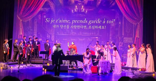 지난 17일 목포문화예술회관에서 열린 목포시립합창단 제84회 정기연주회 ‘S to S  Serenade to Soul영혼을 향한 세레나데’에서 단원들이 오페라와 연극적 요소를 결합한 무대를 선보이고 있다 이번 공연은 오페라와 영화음악 목포의 근대예술사를 하나의 서사로 엮은 ‘해설이 있는 합창 인문학 콘서트’로 진행됐다사진김옥현 기자