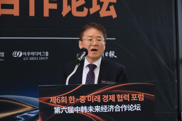 김필수 대림대학교 미래자동차학부 교수가 18일 오후 앰배서더 서울 풀만 호텔에서 열린 ‘제6회 한·중 미래 경제 협력 포럼’에서 ‘글로벌 신에너지 자동차 산업 발전 동향과 한중 협력의 기회’를 주제로 강연하고 있다 사진한준구 기자