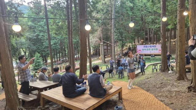 지난 18일 진도군 의신면 운림산림욕장에서 열린 ‘숲속 힐링 음악회’에서 방문객들이 울창한 편백숲을 배경으로 펼쳐진 공연을 감상하며 가을 정취를 즐기고 있다사진진도군
